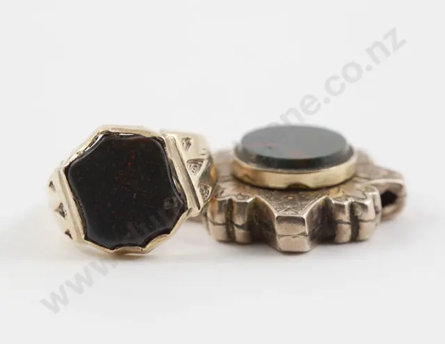 Victorian 9ct Bloodstone Signet Ring Image 1++