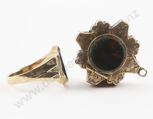 Victorian 9ct Bloodstone Signet Ring Image 1++