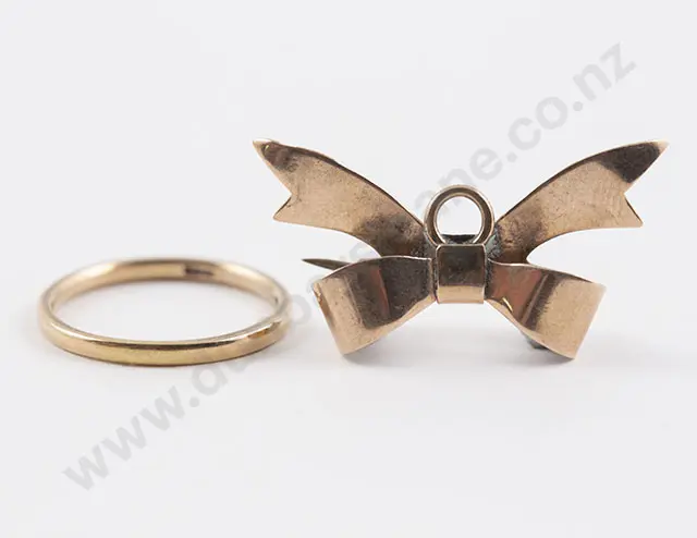 18ct Fine Plain Wedding Band and 9ct Bow Brooch Pin Image 1++