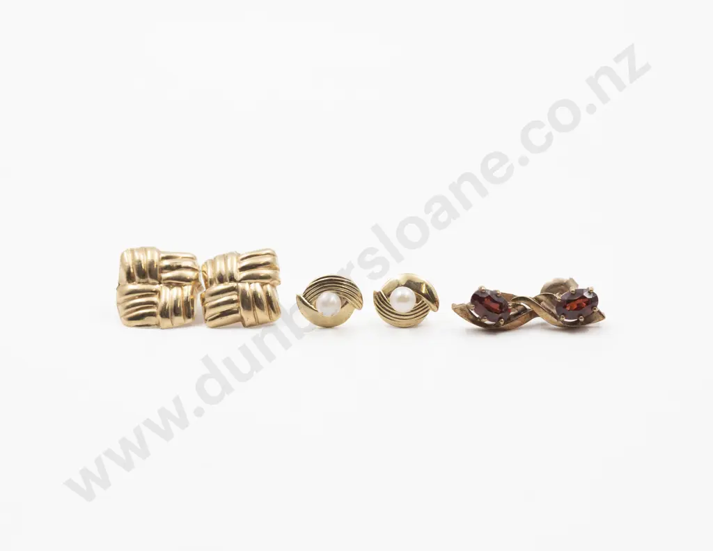 Three Pair 9ct Stud Earrings Image 1++
