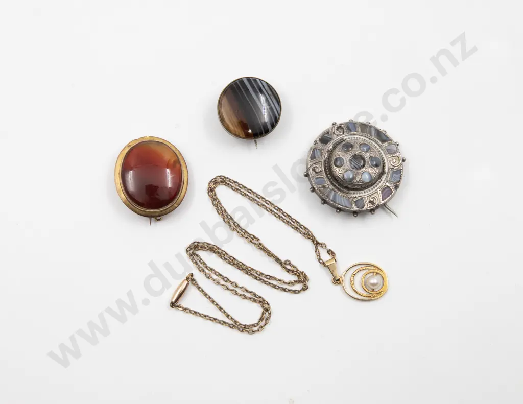 Victorian 9ct Framed Carnelian Brooch Image 1++