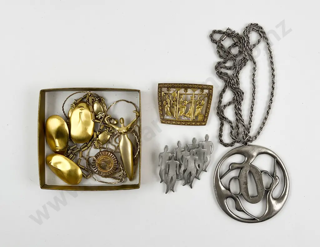 Boxed Metropolitan Museum NY Replica Brooch and other replica and design jewellery Image 1++