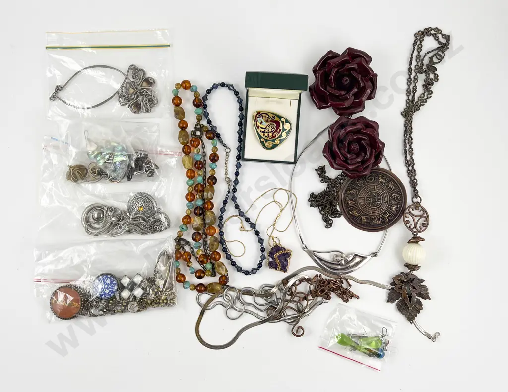 Collection Modern Design Mainly Metal Costume Jewellery Image 1++