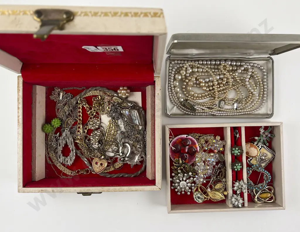 Single Tray Jewel Box and Collection Costume Jewellery Image 1++