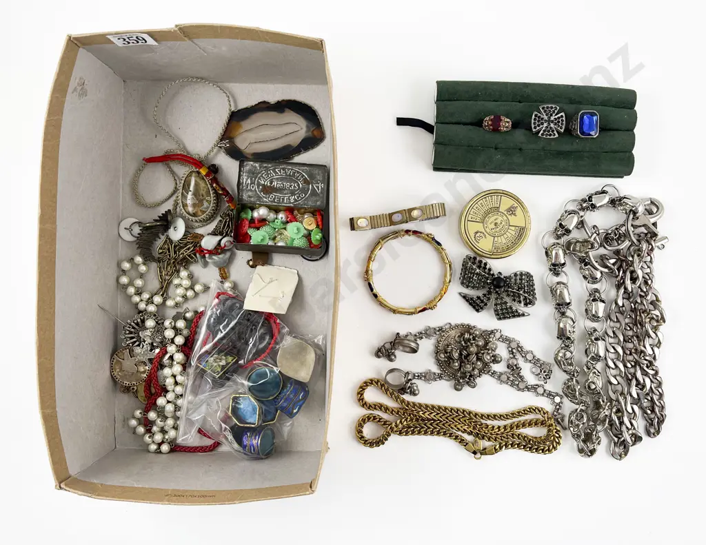Selection Costume Jewellery and assorted Image 1++