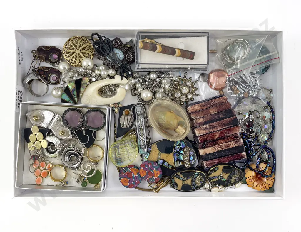Seven Various Stud Earrings Image 1++