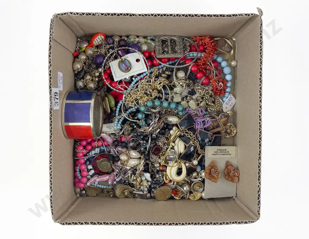Qty Vintage and Modern Costume Jewellery Image 1++