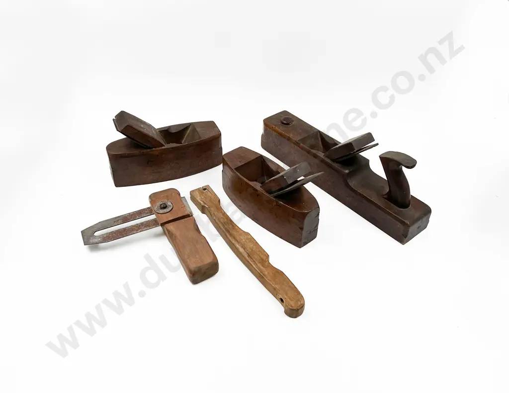 Box with Three Wooden Planes Image 1++