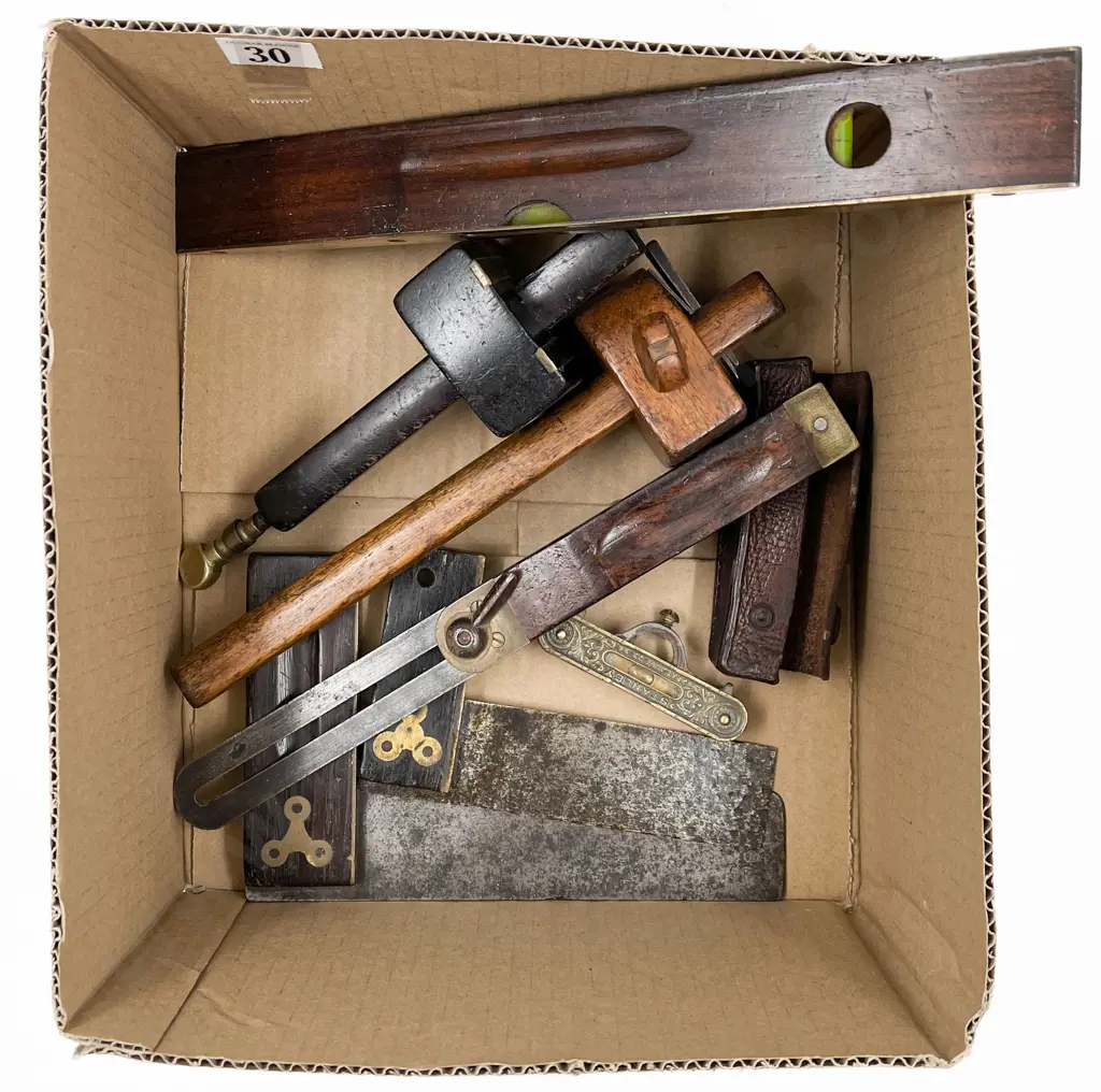 Box with Spirit Level Image 1++