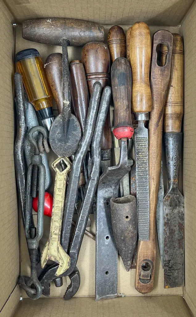 Box with Various  Chisels Image 1++
