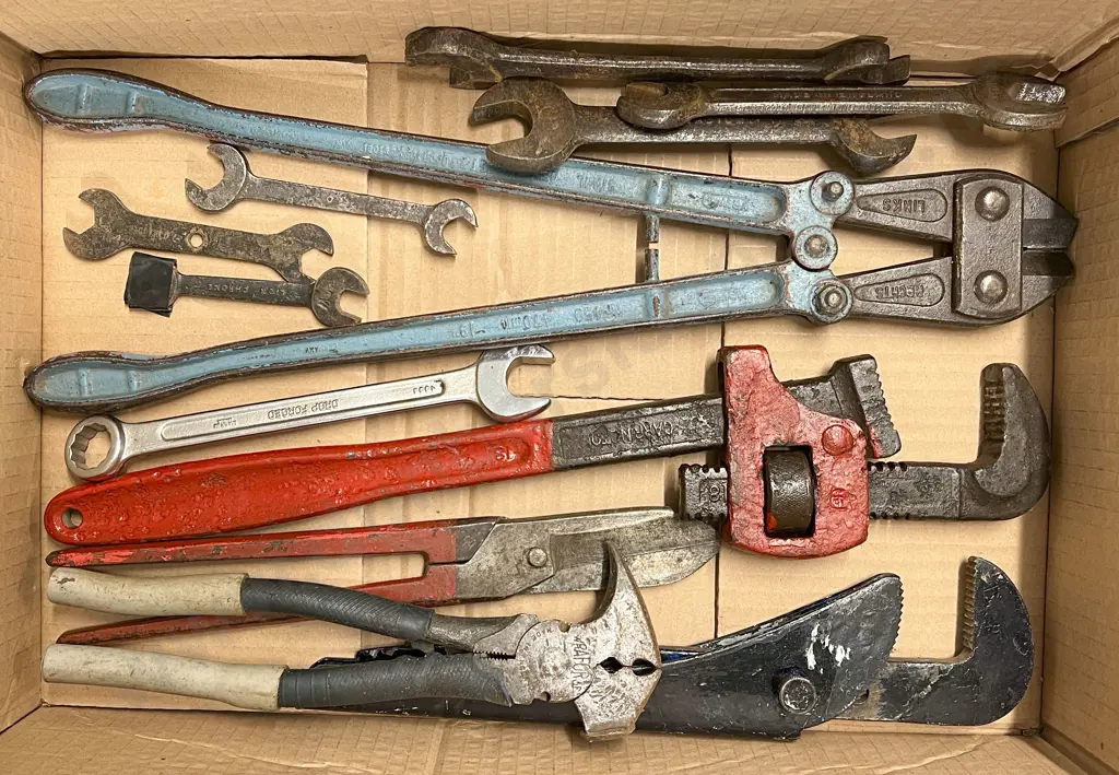 Box with Bolt Cutters Image 1++