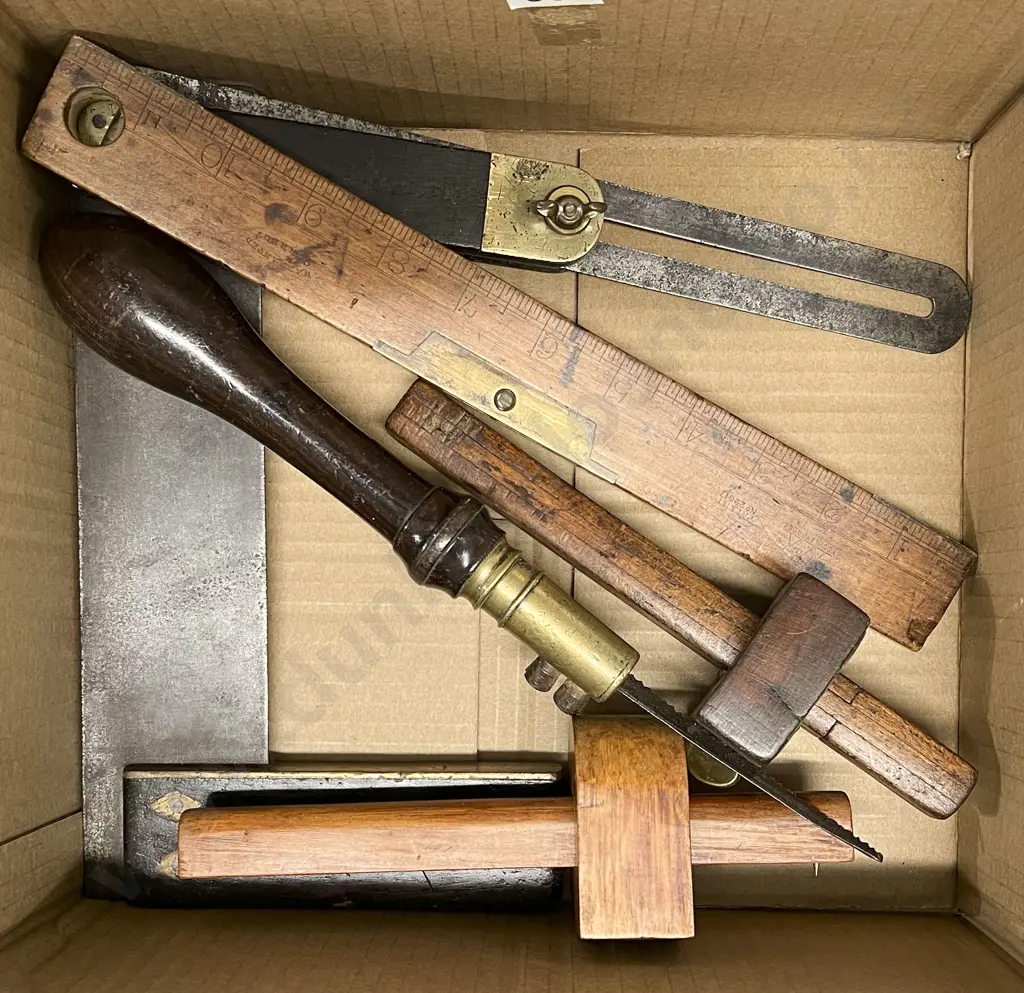 Box with Wooden Spirit Level Image 1++