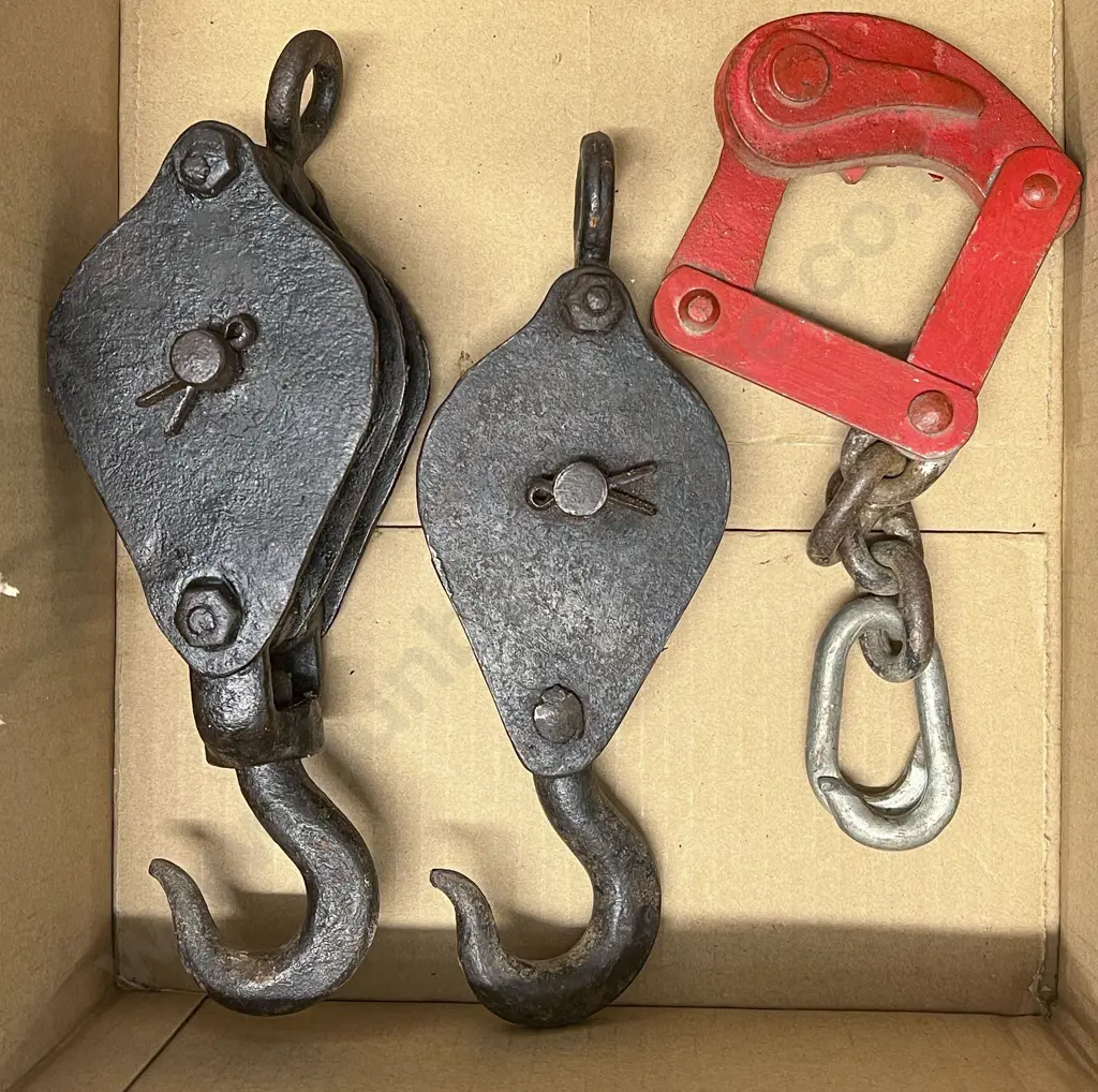Three Small Steel Lifting Blocks Image 1++
