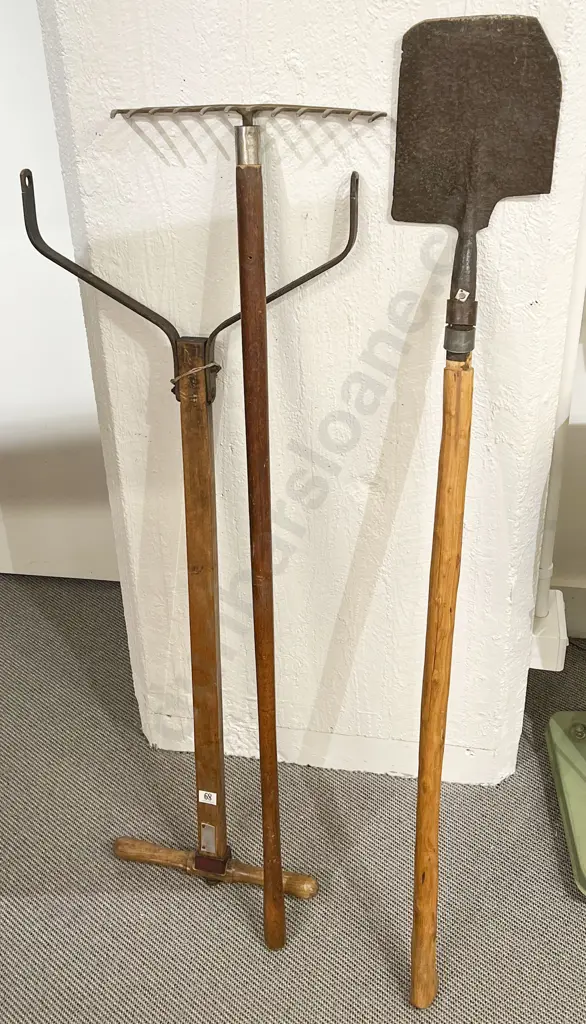 Small Rake & Push Mower Handle Image 1++