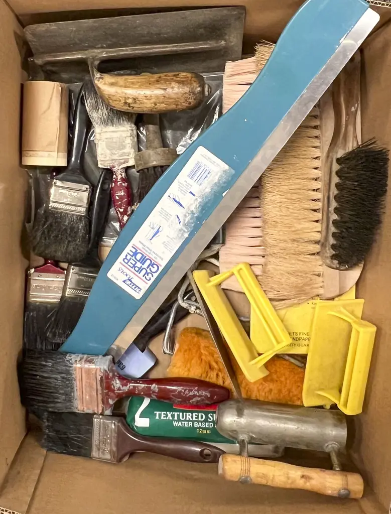 Box with Painting Brushes & Accessories Image 1++