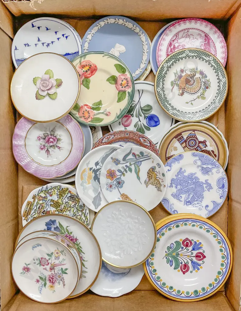 Collection of World Miniature Plates Image 1++