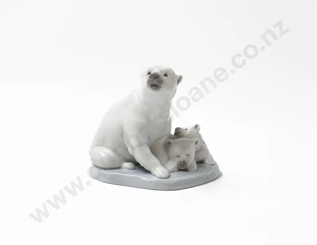 Llardró Porcelain Polar Bear with Two Cubs Figure Image 1++