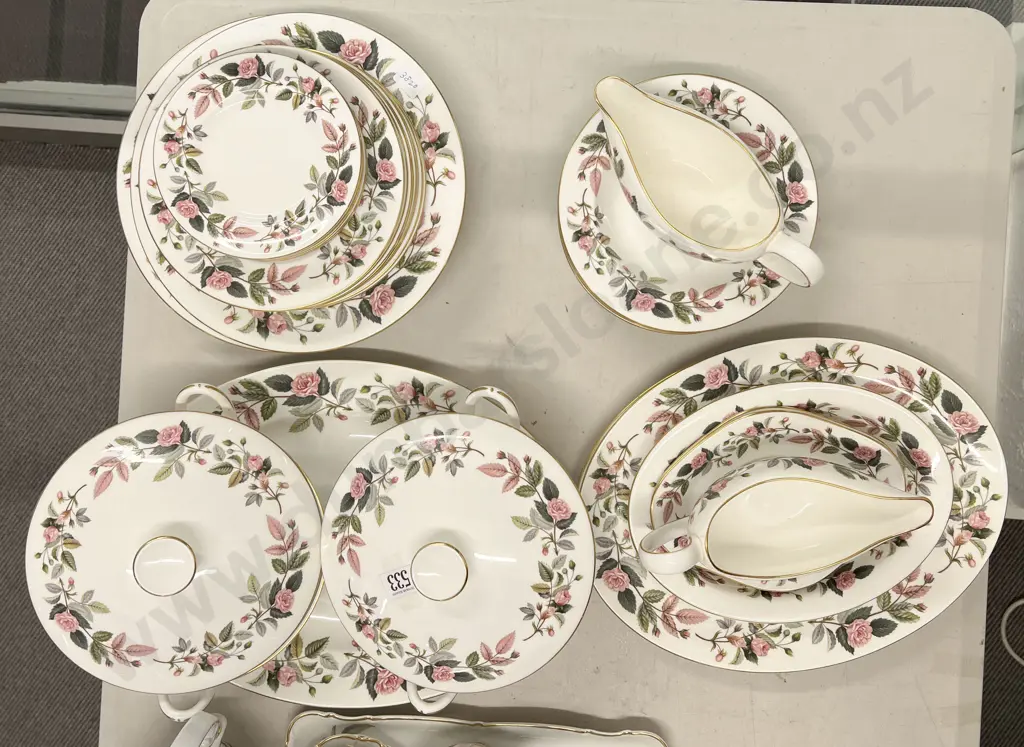 Wedgwood Dinner Set 'Hathaway Rose' Image 1++