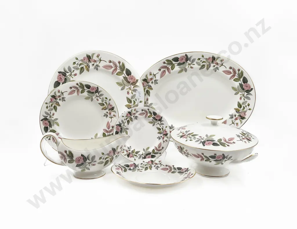 Wedgwood Dinner Set 'Hathaway Rose' Image 1++