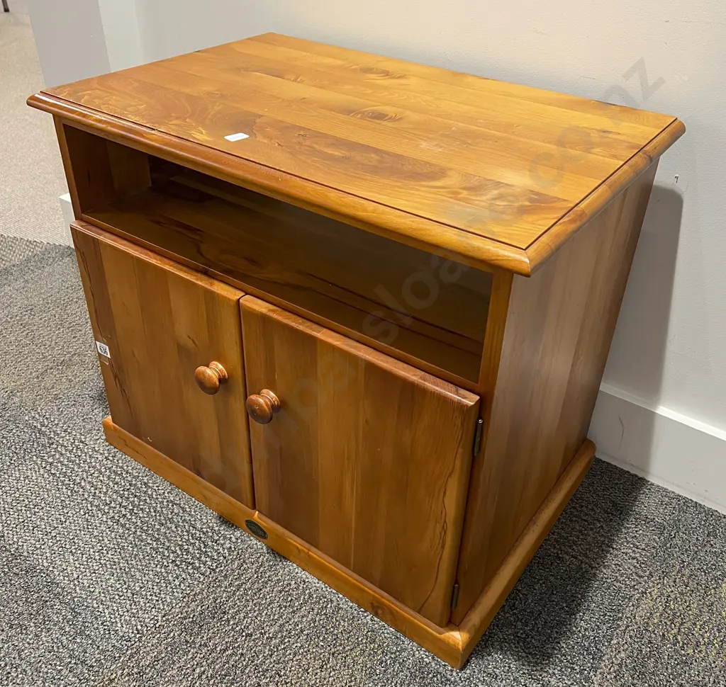 Classic Wood Furniture NZ Made Two Door TV Stand Image 1++