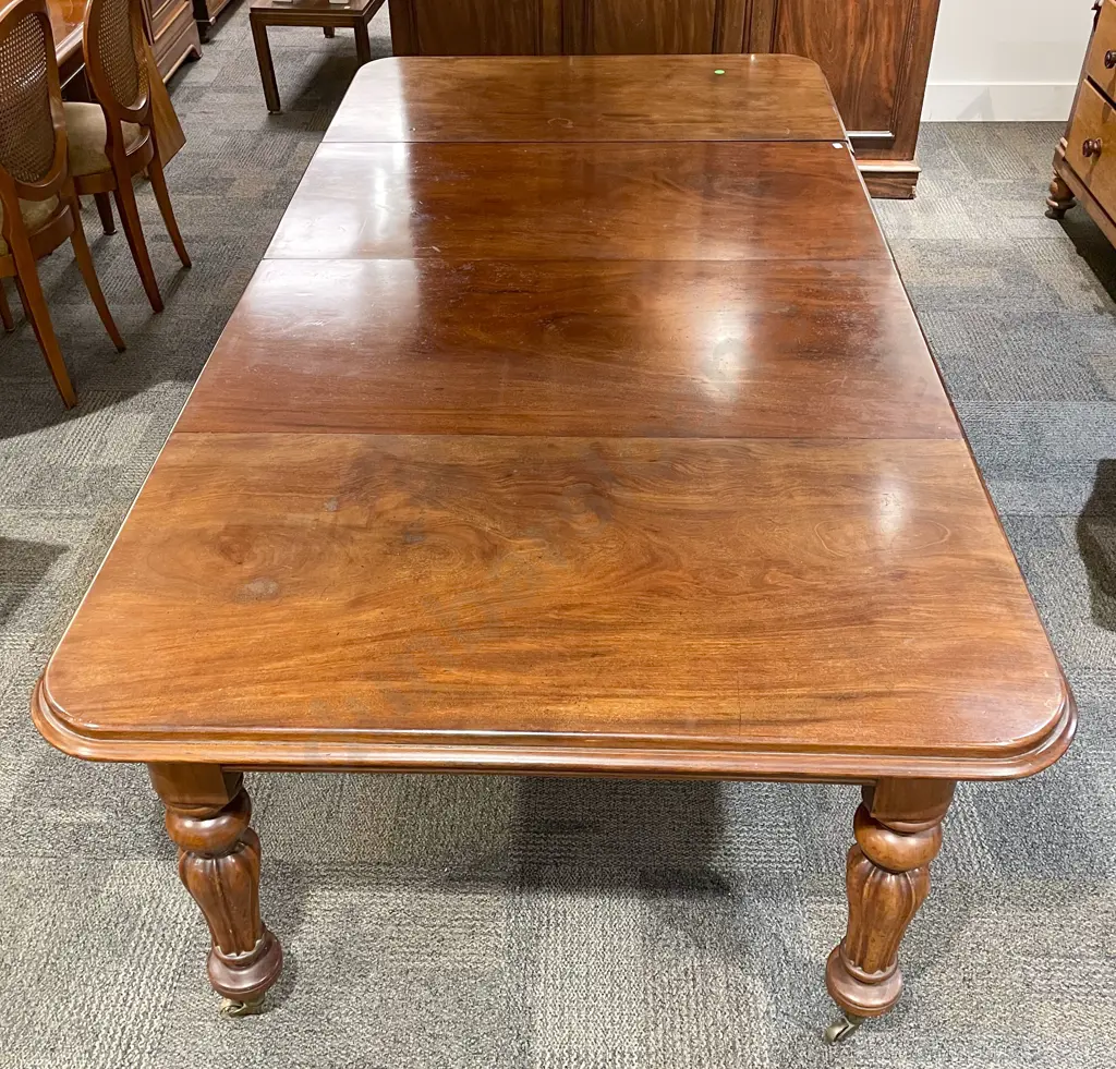 A Good Quality Victorian Mahogany Extension Dining Table (10-12 seater) Image 1++