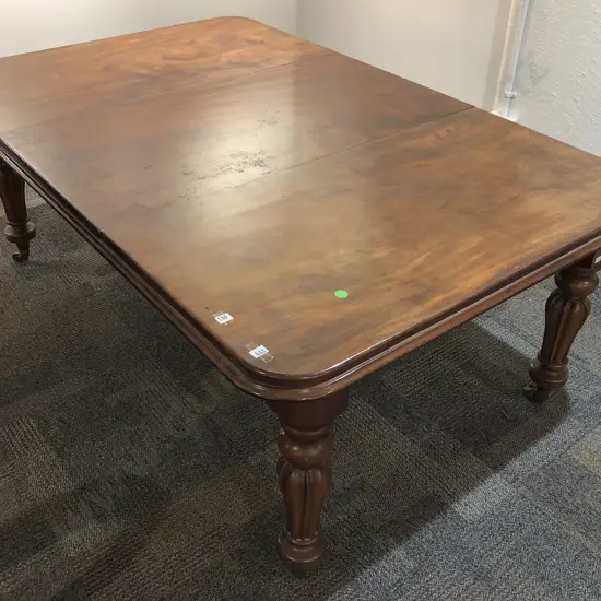 A Good Quality Victorian Mahogany Extension Dining Table (10-12 seater)