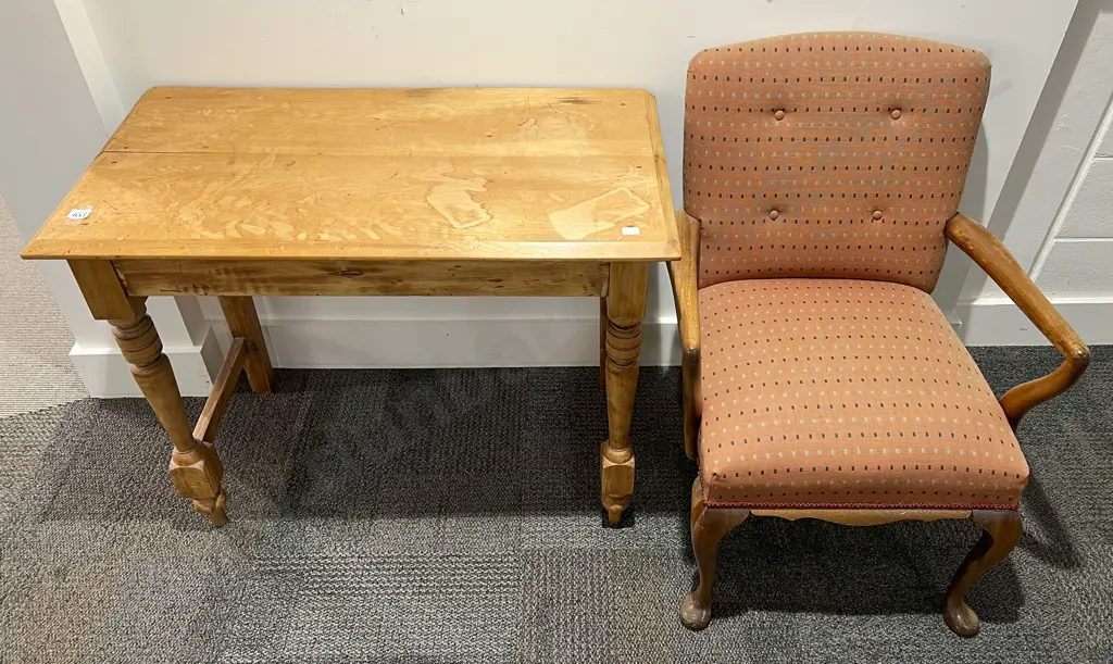 Button Back Armchair Together with Side Table Image 1++