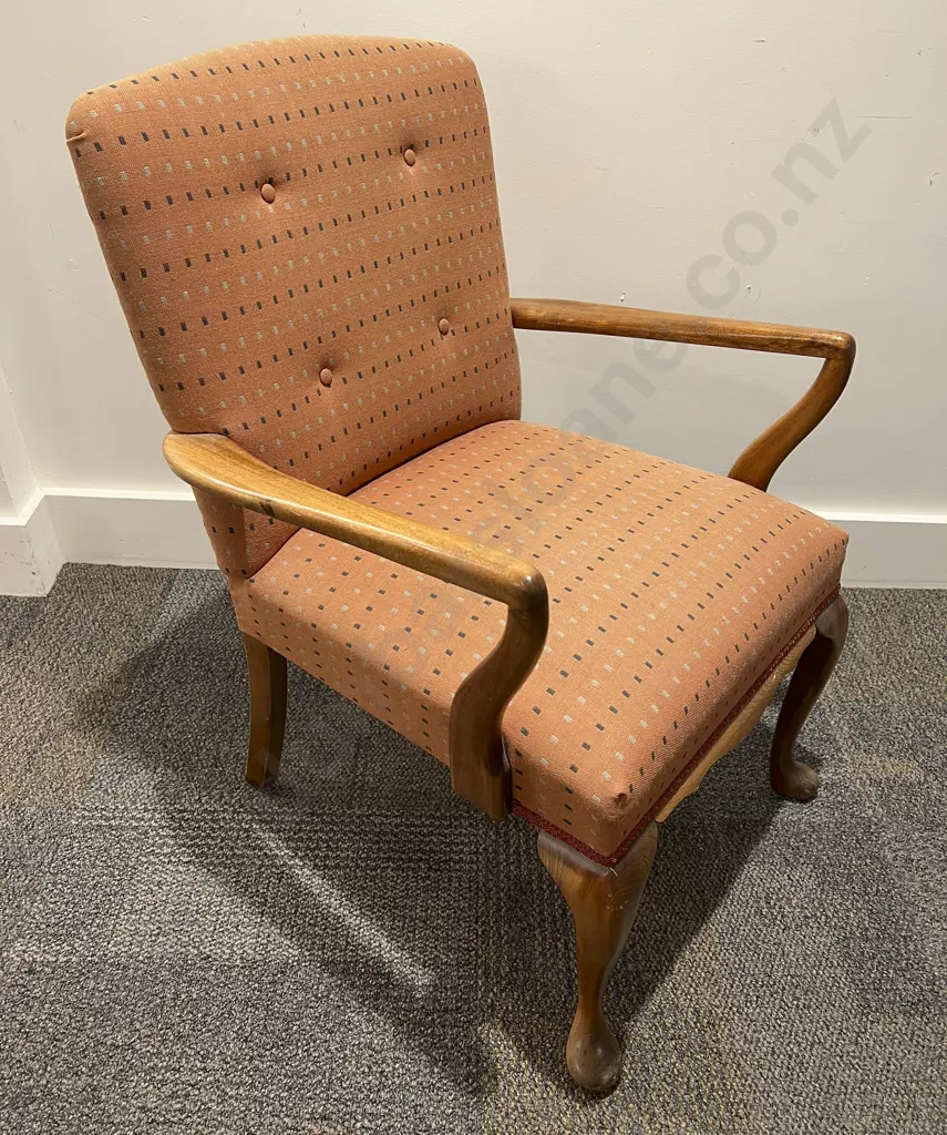 Button Back Armchair Together with Side Table Image 1++