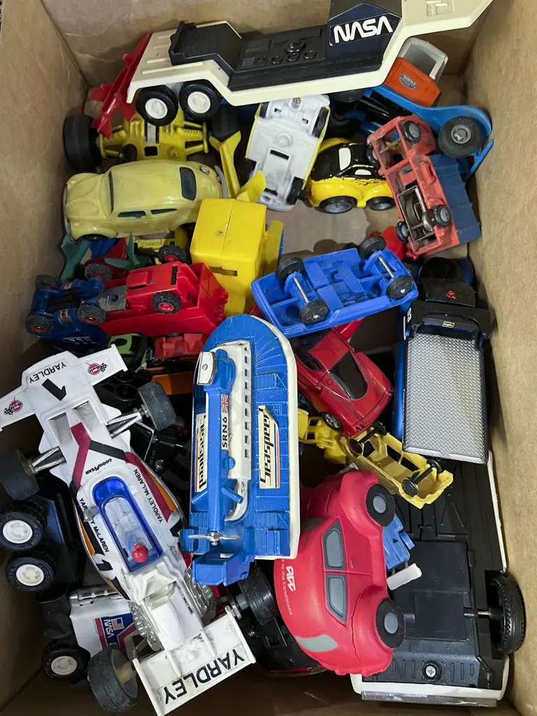 Quantity of Assorted Vehicles Image 1++