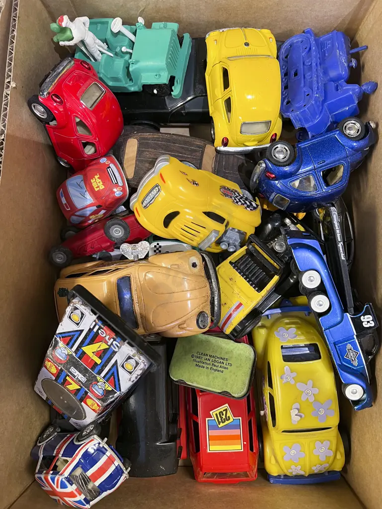Quantity of Assorted Vehicles Image 1++