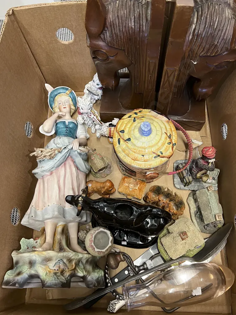 Box of Assorted Incl. Figures Image 1++