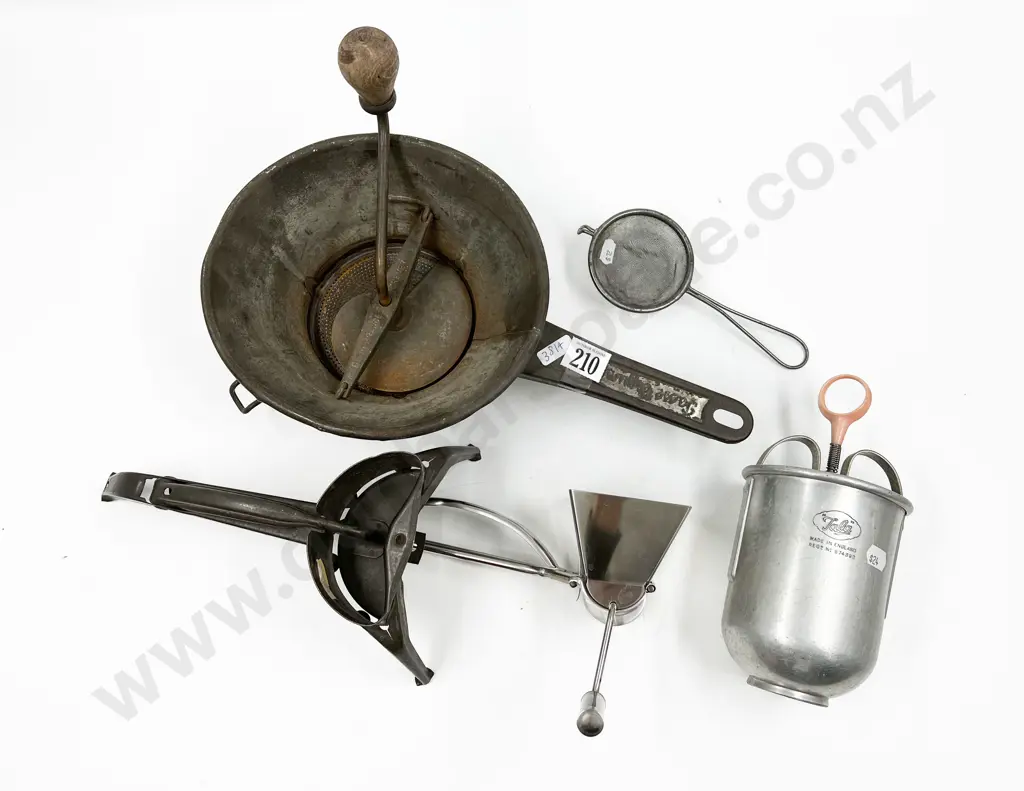 Quantity of Assorted Vintage Kitchenware Image 1++