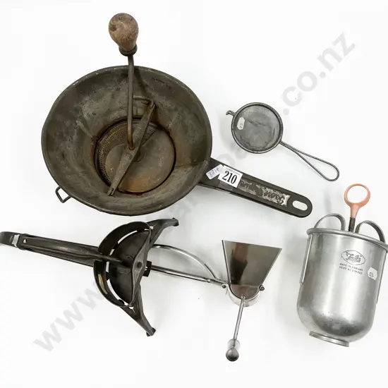 Quantity of Assorted Vintage Kitchenware