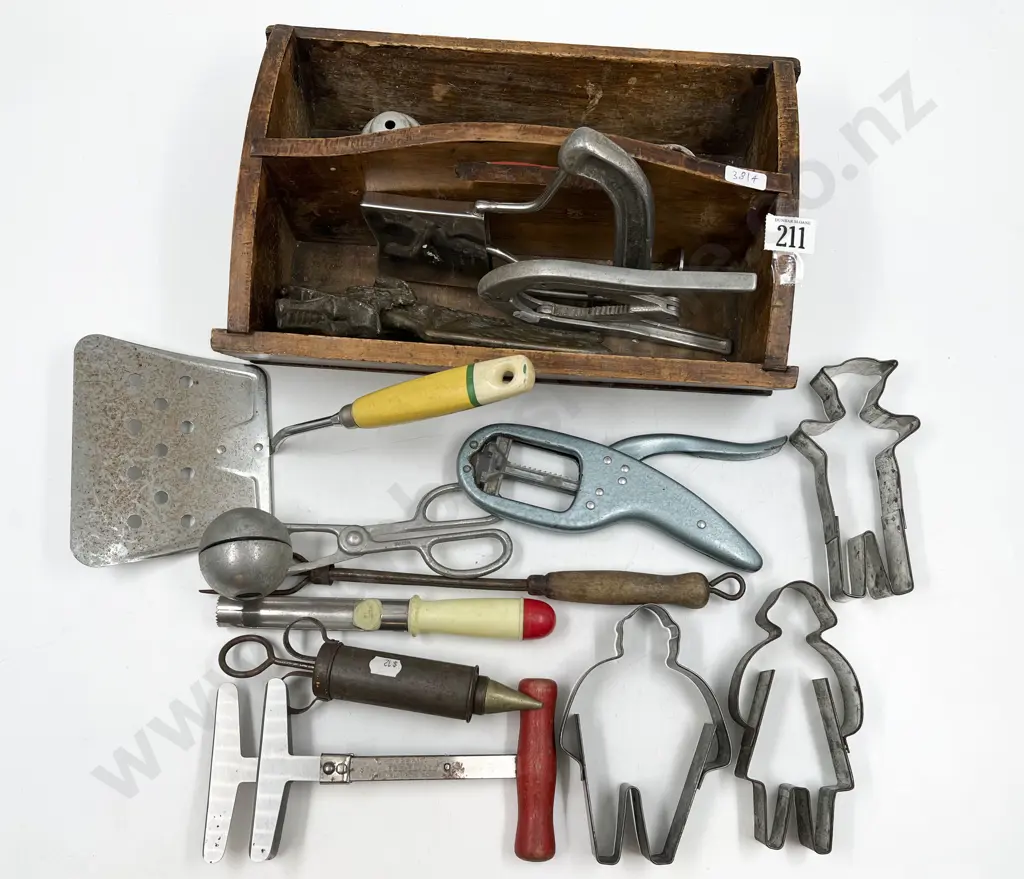 Quantity of Assorted Vintage Kitchenware Image 1++