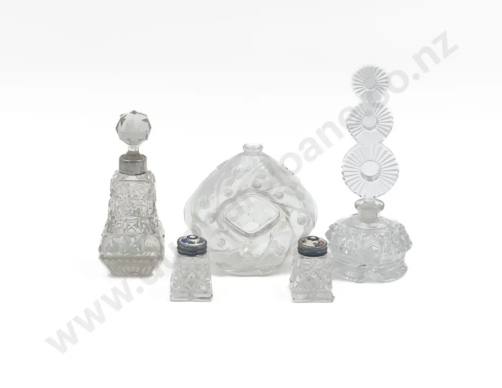 Small Quantity of Assorted Pressed Glass Image 1++