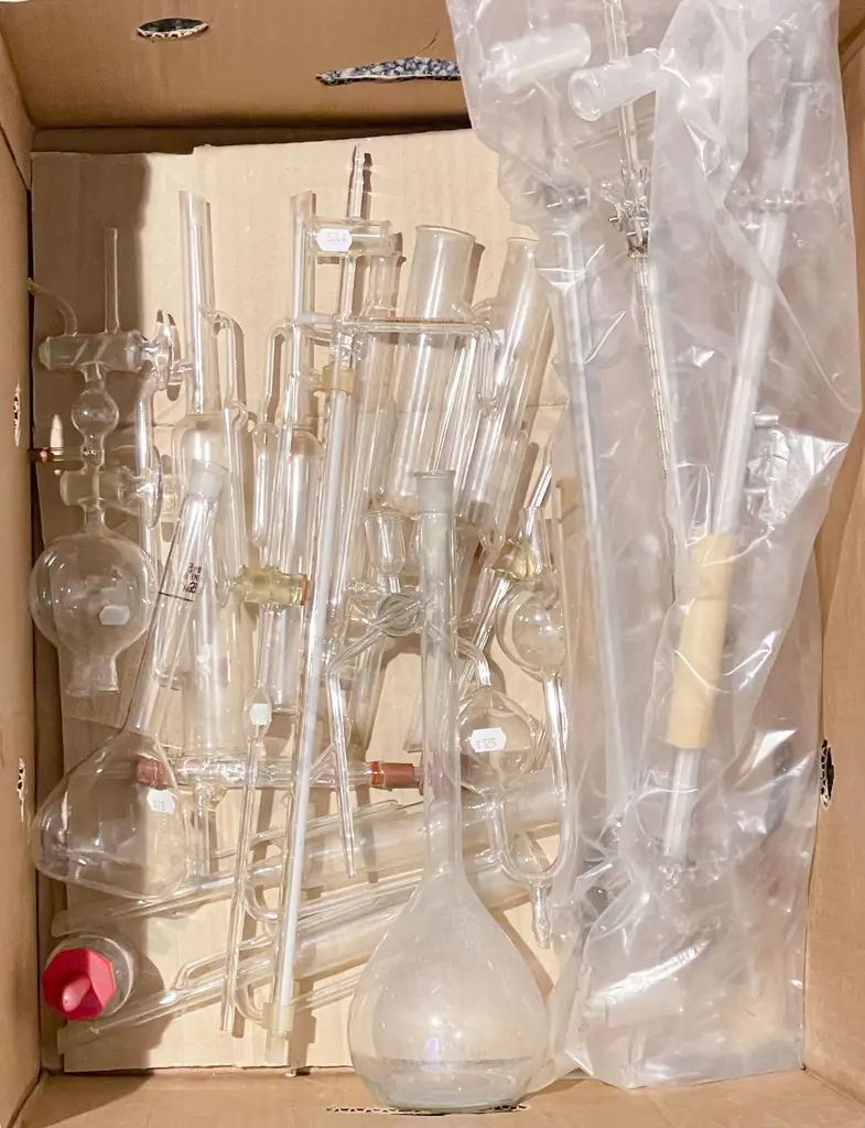 Box of Assorted Glass Chemistry Implements Image 1++