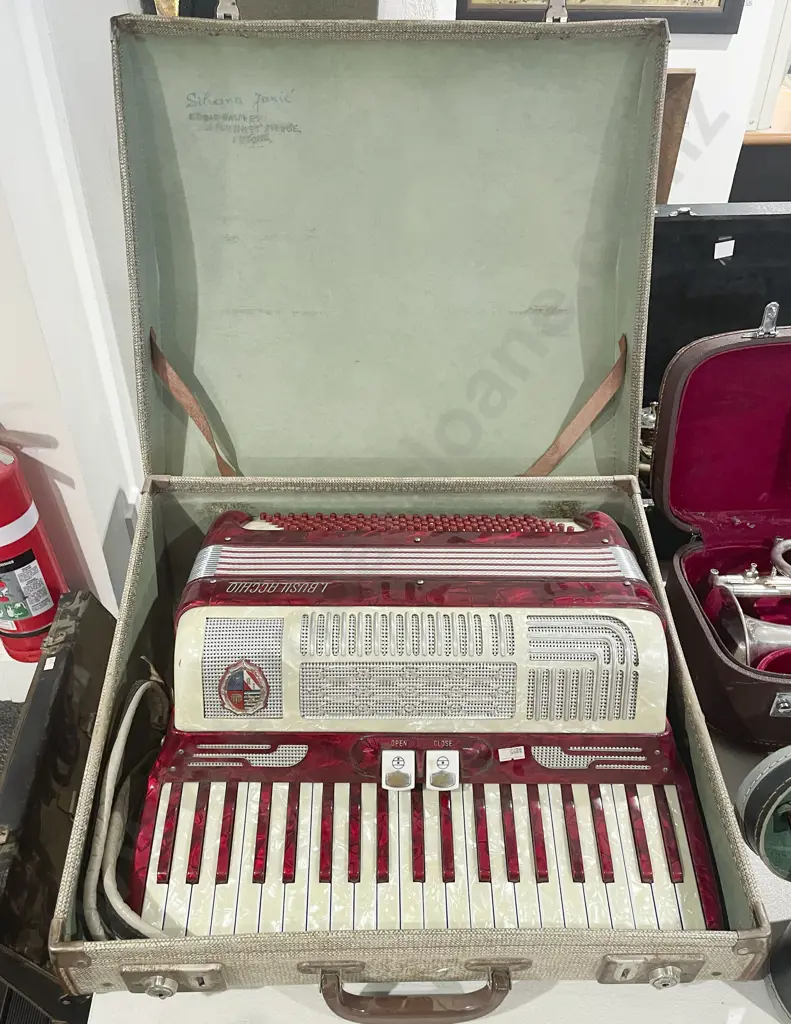 I.Busil Acchio Piano Accordion Image 1++
