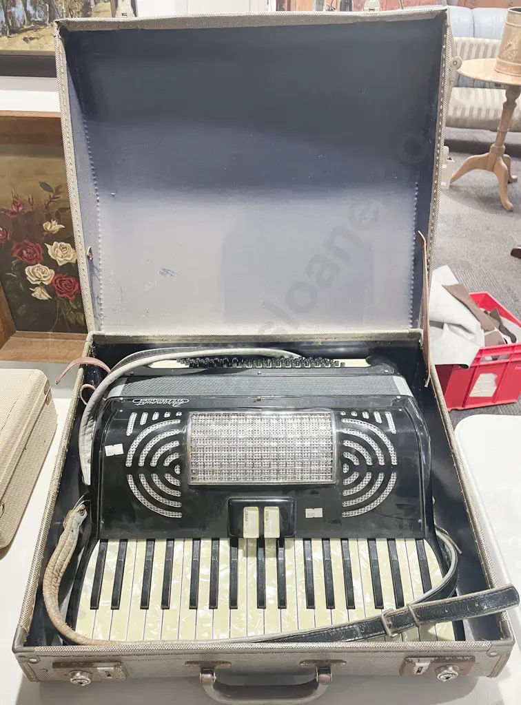 Paramount Piano Accordion Image 1++