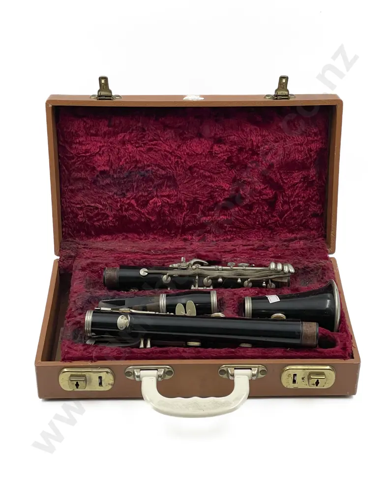 Commodore French Clarinet in Case Image 1++