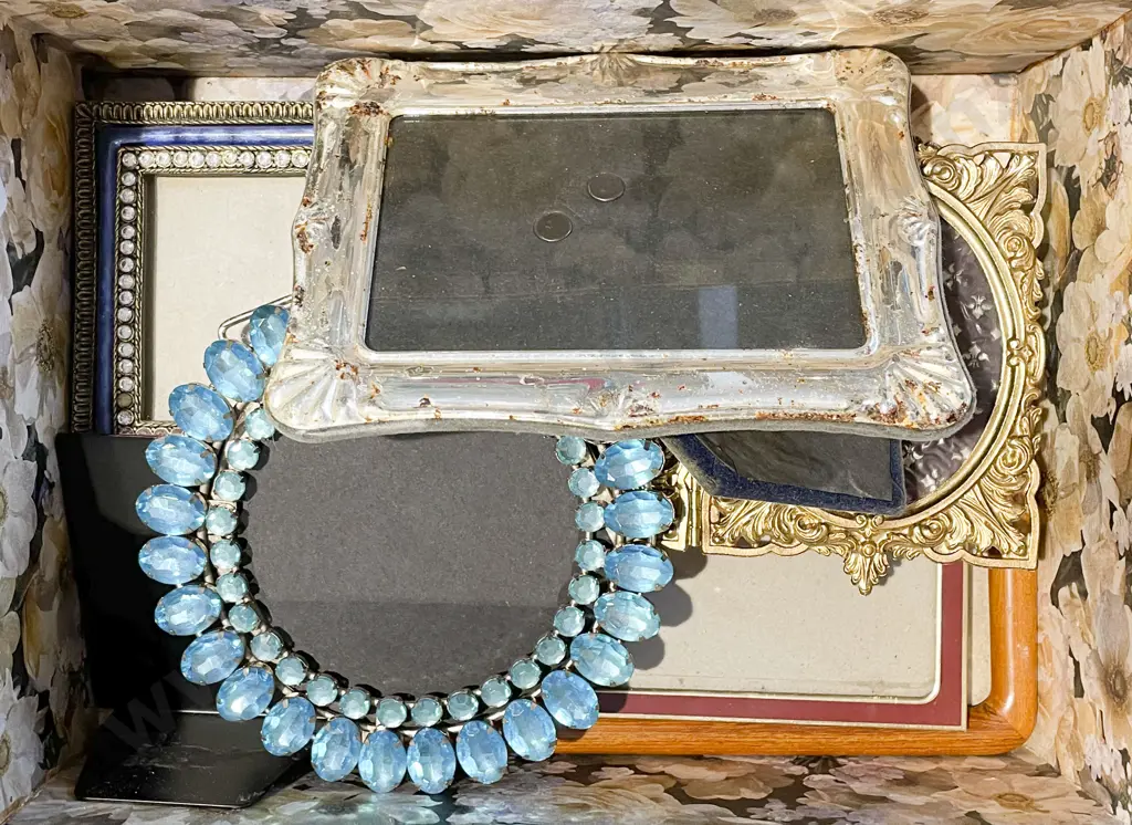 Small Quantity of Assorted Decorative Photo Frames Image 1++