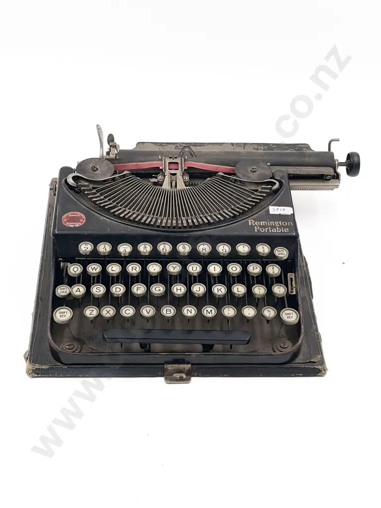 Small Vintage Remington Portable Typewriter Image 1++
