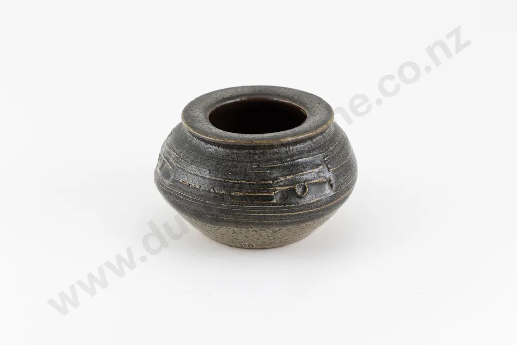 Len Castle Squat Ovoid Vase Image 1++