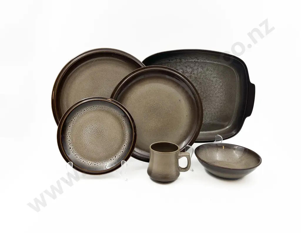 Quantity of Assorted Stoneware Crockery Including Temuka Image 1++