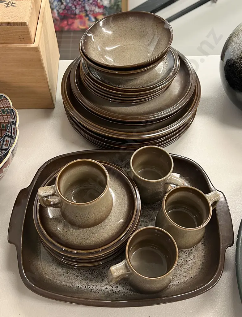 Quantity of Assorted Stoneware Crockery Including Temuka Image 1++