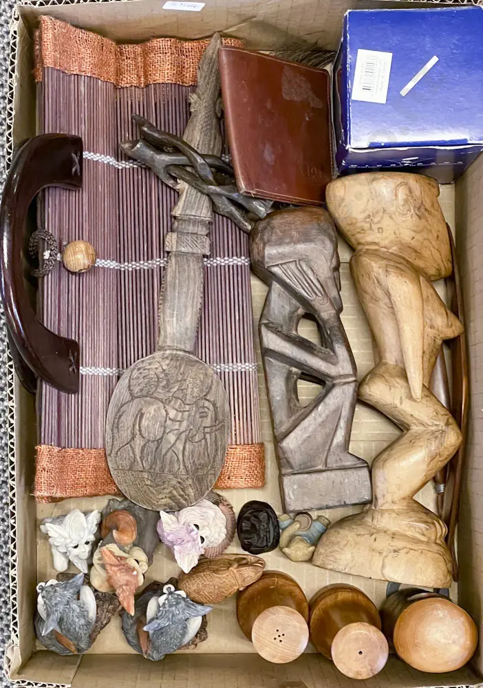 Box of Assorted Including Ornaments etc Image 1++