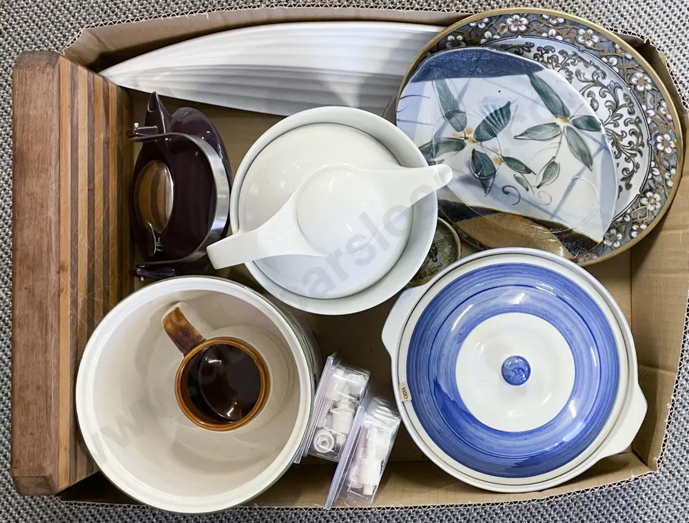 Box of Assorted Kitchenalia Image 1++