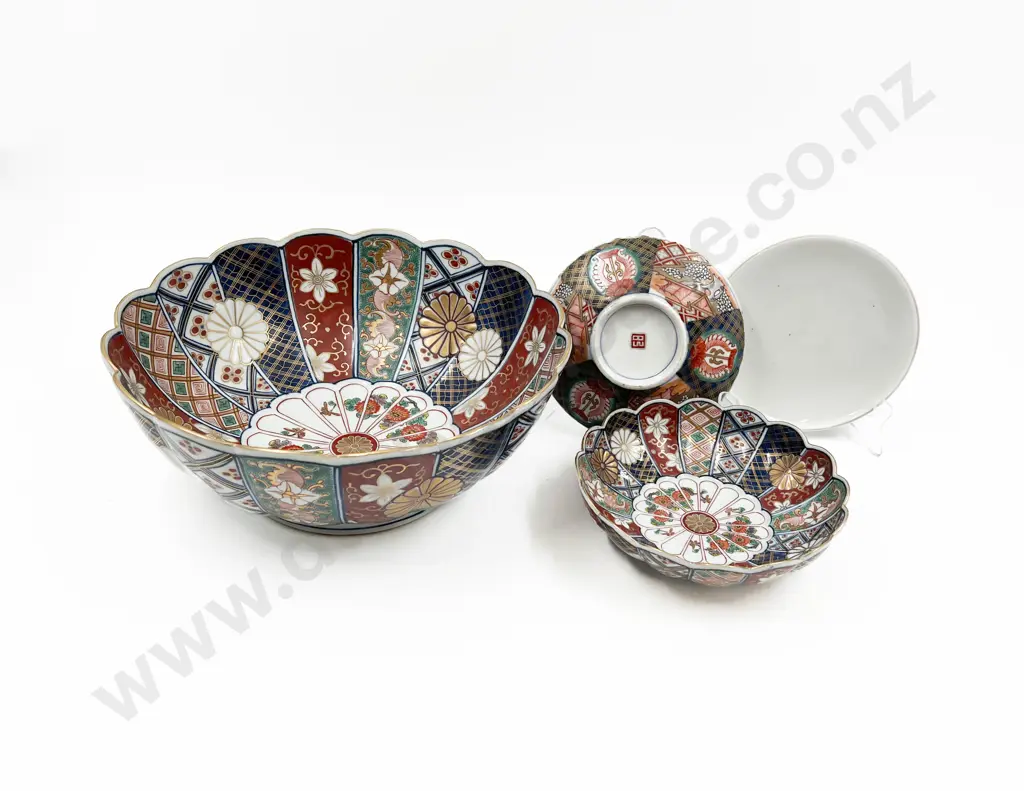Quantity of Assorted Imari Pattern Bowls and Dishes Together with Two Storage Boxes Image 1++