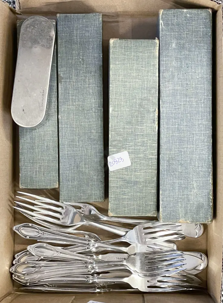 Quantity of Assorted Boxed and Loose Cutlery Image 1++
