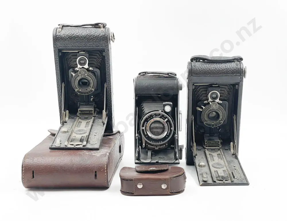 Small Quantity of Assorted Vintage Cameras Image 1++