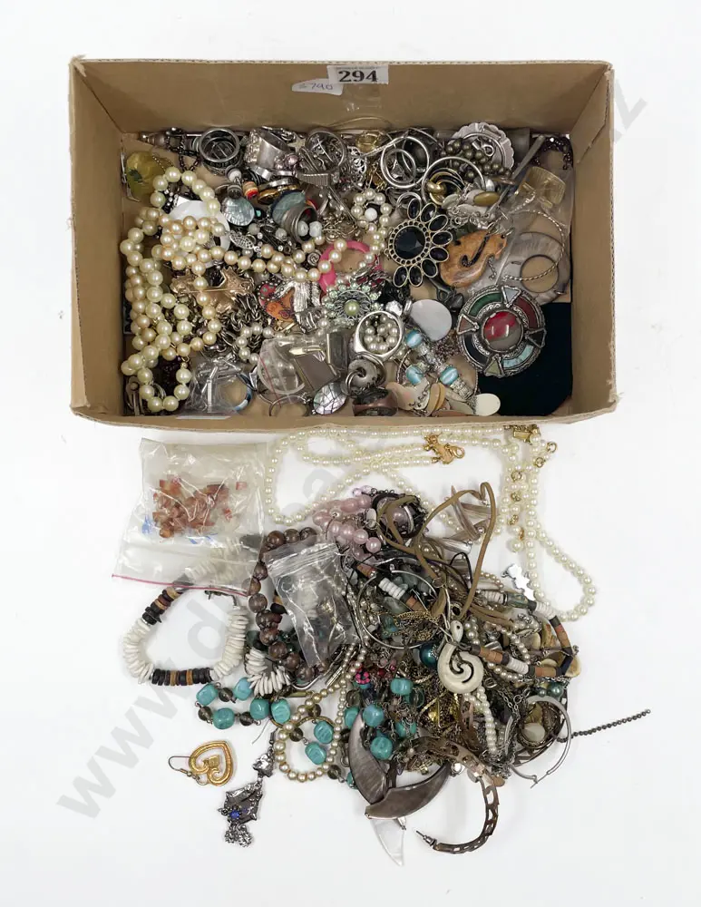 Box of Assorted Costume Jewellery Image 1++